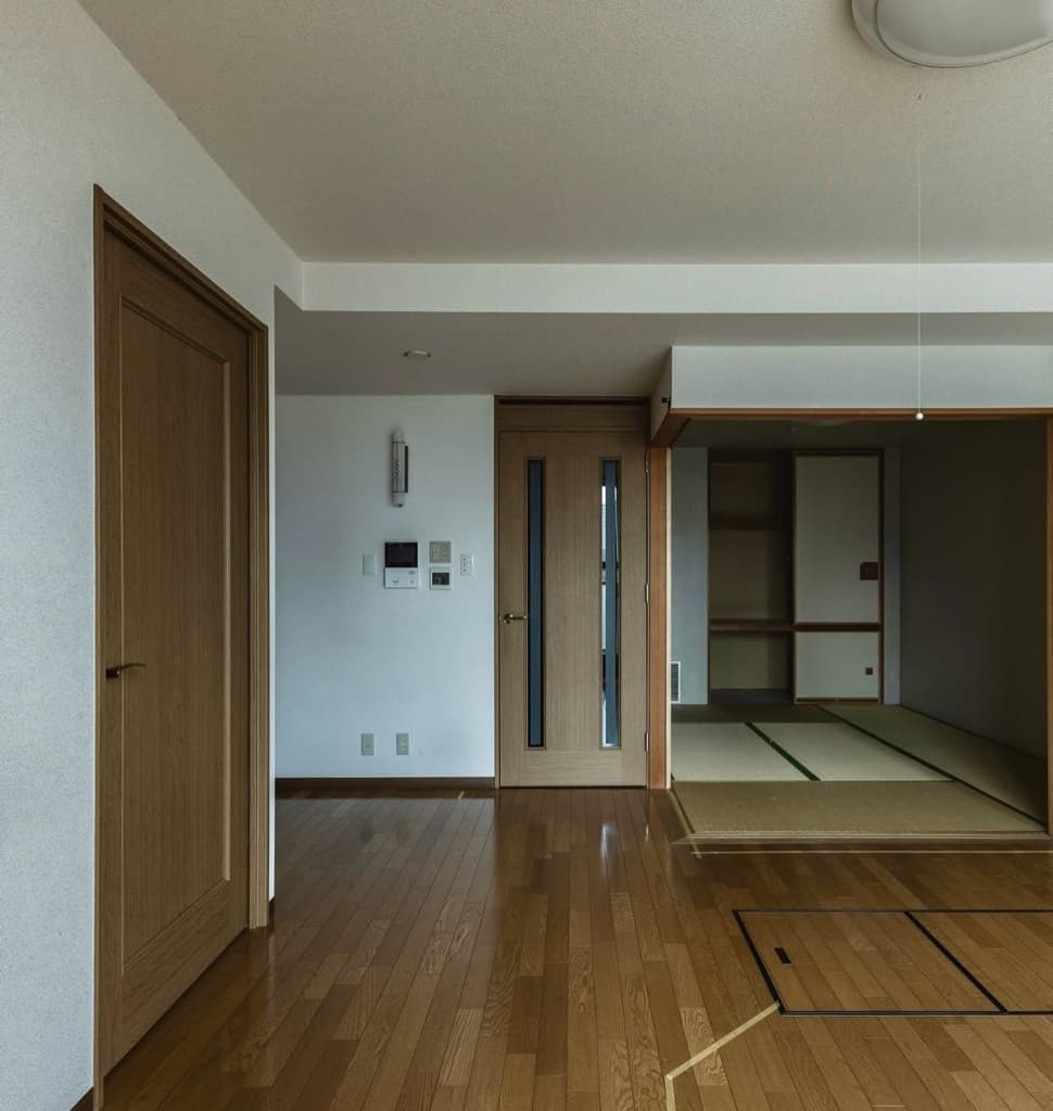 リノベーション前の木目の部屋
